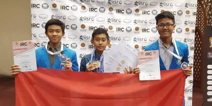 Raih Enam Medali, Santri Tazkia IIBS Malang Berjaya di Lomba Robot di Malaysia