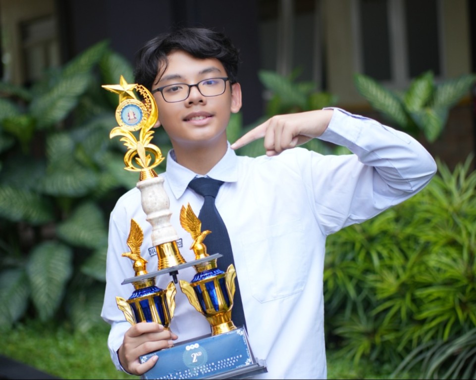 Santri Thursina IIBS Sabet Juara 3 di Java English Competition UINSA Surabaya