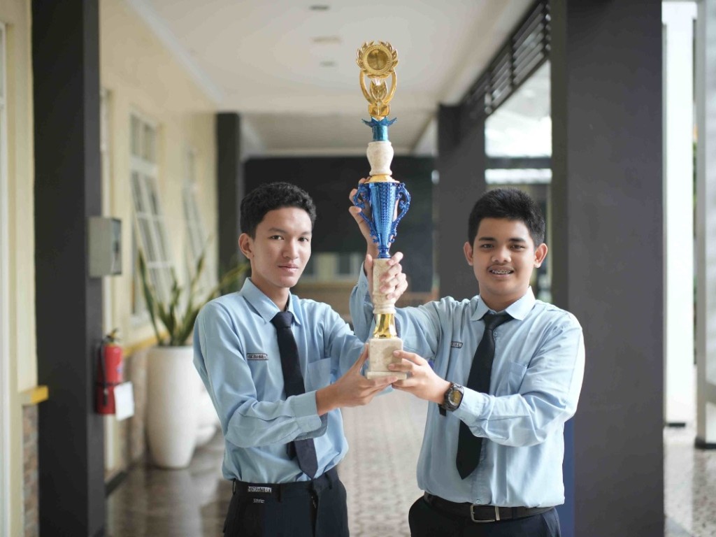 Dua Santri Thursina IIBS Sabet Prestasi di English Business Plan Manifest ITS 2025