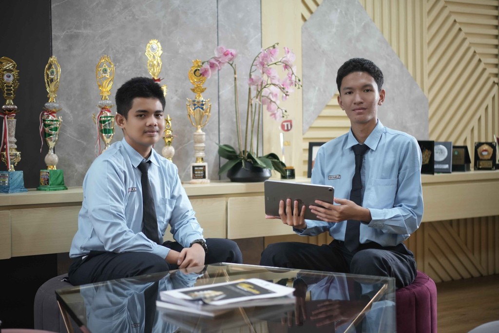 Dua Santri Thursina IIBS Sabet Prestasi di English Business Plan Manifest ITS 2025