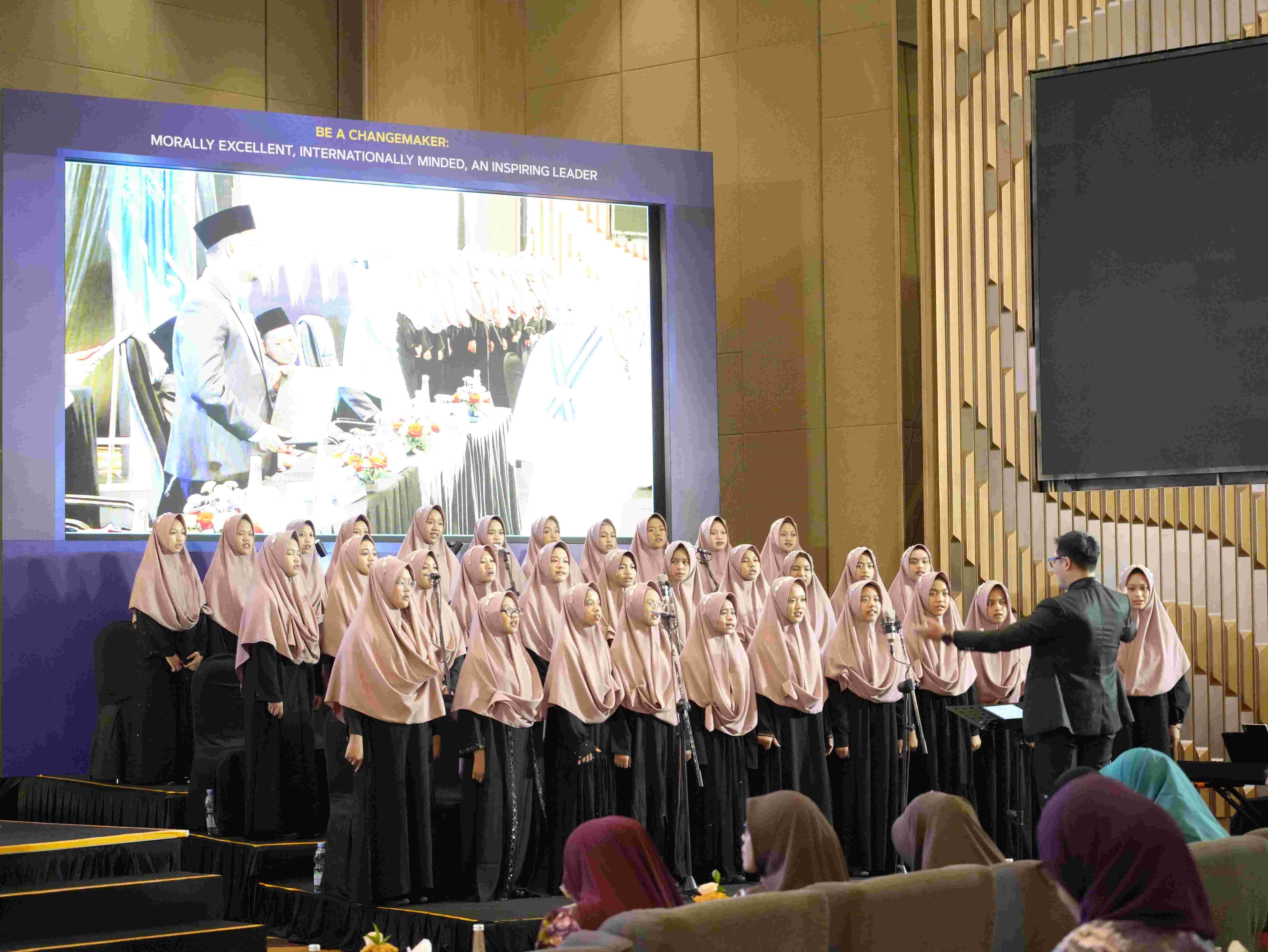 Global Dreams Realized: Thursina Graduates Earn 192 University Offers